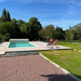 Gîte luxueux avec piscine, spa, jardin et équipements de loisirs à Sargé-lès-le-Mans