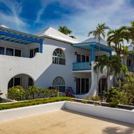Paradise Island Beach Club, hotel i Creek Village