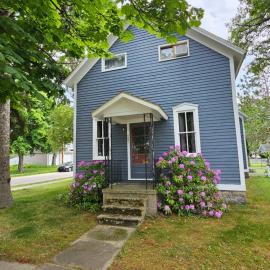 Beautiful House short walking distance to beach, hotell i Manistee