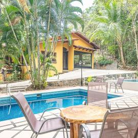 Quinta Teca with two pools near Playa Hermosa beach