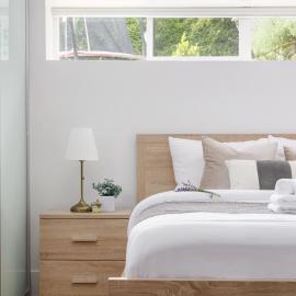 Cozy 1BR BSMT Escape Large Free Parking, khách sạn ở Coquitlam