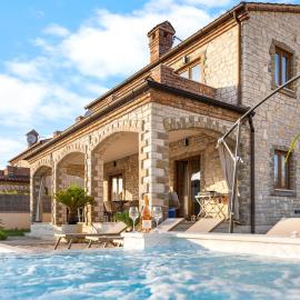 Villa Serenita with heated pool, hotelli kohteessa Čabrunići