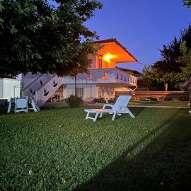 Spacious seaside house, hotel in Nea Potidaea