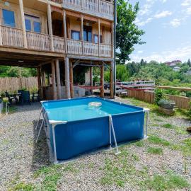 Private Treehouse for 10 Guests with Sea View & Plunge Pool, viešbutis mieste Tsikhisdziri