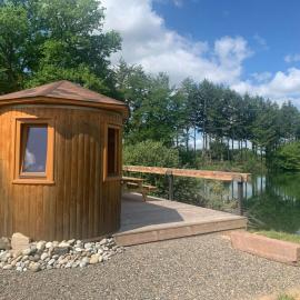 La Feuille - Cabane isolée avec vue sur étang, terrasse privée & pêche, khách sạn ở Roye