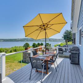 Coastal Portsmouth Home w/ Bay Access Near Newport, hotel a Portsmouth