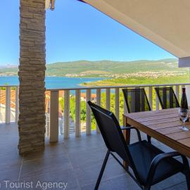 Panoramic Forest Retreat with Pool and Seaview, hotelli kohteessa Donji Karin