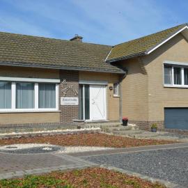Charming Belgian Getaway, vakantiewoning in Oudsbergen - 3 Bedrooms Garden, хотел в Opglabbeek