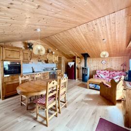 Chalet des Sapins, paisible avec terrasse & jardin, מלון בGerbépal