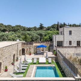 Sun-kissed Hilltop Villa, priv Pool, Scenic Views, Hotel in Kástellos