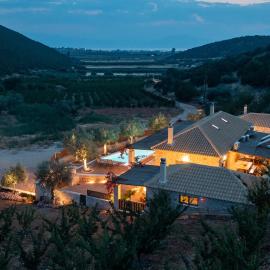 Plasis country suites 2, hotel u gradu Irija