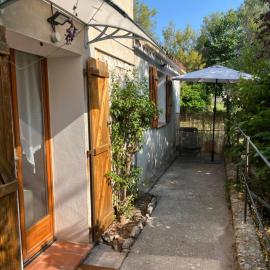 Viesnīca La Cigalière - Appartement Rez-de-Jardin pilsētā Vallorīsa