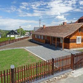 Roubenka u kostela