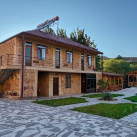 Yenokyans' Riverside Hotel, hotel u gradu Areni
