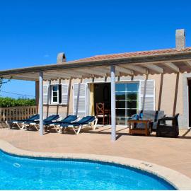 Villa Suzanna with Hot Tub, Hotel in Cala en Porter