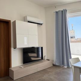 Cozy 1-Bedroom Penthouse - by HostMT: Taʼ Penza şehrinde bir otel