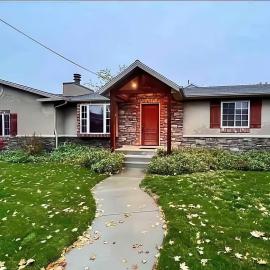 Viesnīca Charming Mountain Retreat with Enclosed Backyard and Artistic Flair pilsētā Millcreek