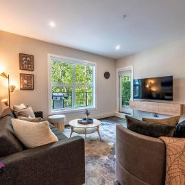 Trailside Vista, Huge Patio, BBQ, AC, Downtown