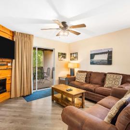 Cozy Timbers - Charming Condo for 6 with Resort-style Amenities, hotell i Branson
