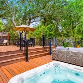 Spacious 4BD 3BA with hot tub, fire pit, and wraparound deck, hótel í Sonoma