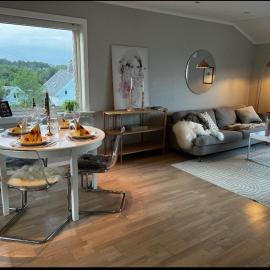 Koselig leilighet med utsikt, gåavstand fra sentrum, hotel v destinácii Stord