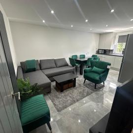 Flat in London, hotel in Uxbridge