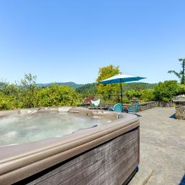 Oregon Farmhouse Hideaway on 53 Acres