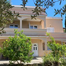 Apartments with parking space Lopar, Rab - 24597, hotelli kohteessa Lopar
