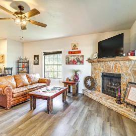 1 Mi to Lake: Pet-Friendly Cabin in Strawn, hotel em Strawn