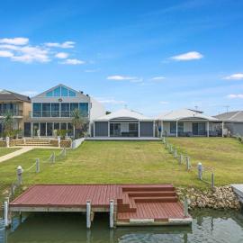 Waterfront house private jetty Kaya provided, hotel in Hindmarsh Island