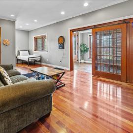 Spacious Downtown Apartment with Free Parking