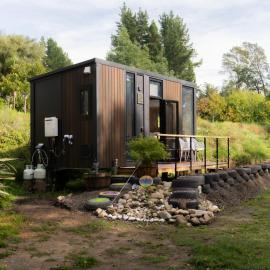 Loburn Retreat - Water's Edge by Tiny Away, Hotel in Loburn