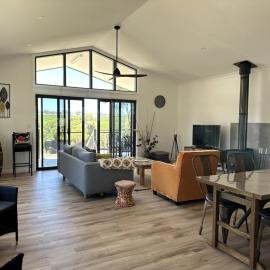 Ernie's Acre, Hotel in Watervale