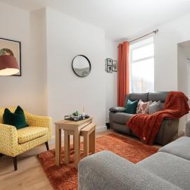 Entire 4 Bedroom house in Bootle Liverpool-Ideal for contractors, family and group-Free Parking & Free internet-Sleeps 7, Hotel in Litherland
