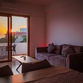 Bright sea view suite with sunset & pool Paphos, Hotel in Kissonerga