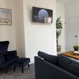 ResiLets - NEW 3 Bed Apt, Sleeps 5, Town Centre, Ideal for contractors, holidaymakers, Professional Short Stay
