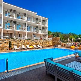 Hotel Nereides، فندق في باتيتيري
