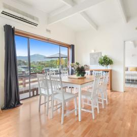 Redgum Apartment - Merrijig - Sleeps 7: Merrijig şehrinde bir otel