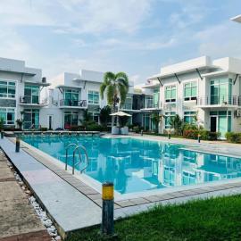 Poolside Condo in Subic Bay، فندق في اولونجابو