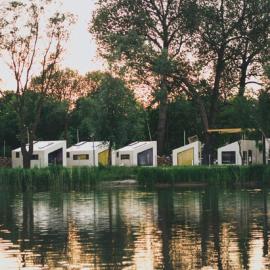Herbals Glamping Mielno - domki nad jeziorem i morzem