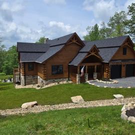 Mountain Side Lodge- 5 bedroom with hot tub and more!, מלון במקהנרי