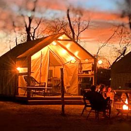 Luxury Safari Tent on the San Marcos River - Stunning Glamping Spot near Kingsbury, Texas, Hotel in Kingsbury