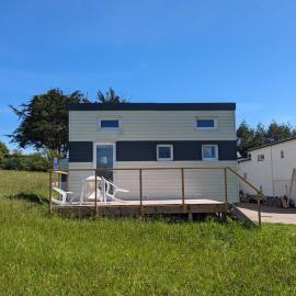 Tiny House proche de la plage sans draps ni serviettes，Plévenon的飯店