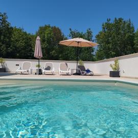 Apartments Oleander Lovrečica-residence with pool, отель в городе Ловречица