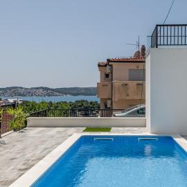 Luxury apart, beach, swimming pool, Okrug, Trogir, hotel em Razvala