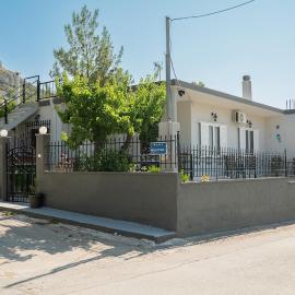 Gray House Salamina
