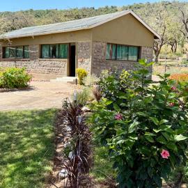 Authentic Mara Bush Cottages- Entire Vacation Property- Meals Included