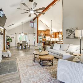 Near Bella Vista Trails & Elk River: Family Home!、Janeのホテル