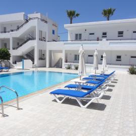 Michalis Studios & Apartments โรงแรมในคอสทาวน์