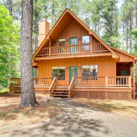 Pickwick Lake Cabin w/ Private Marina Access, hotel v mestu Iuka